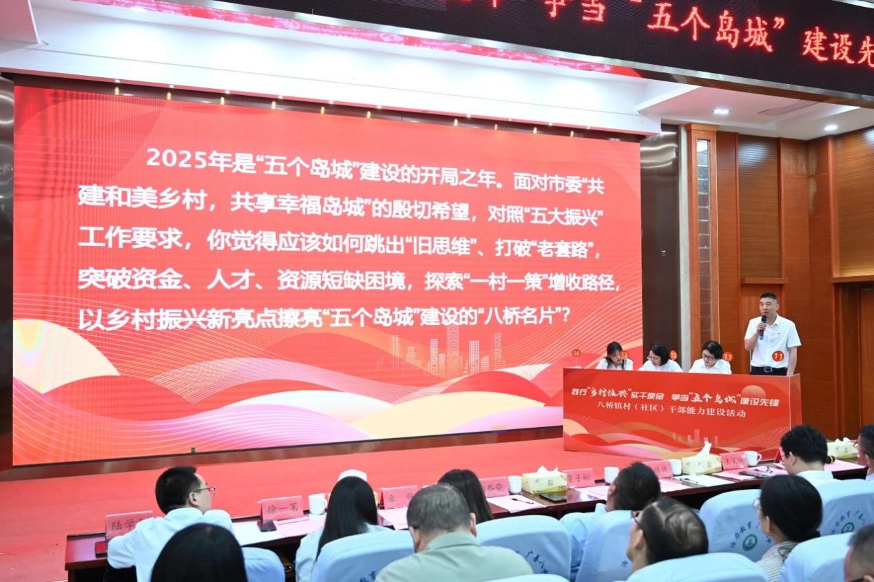 参赛选手现场回答提问.png