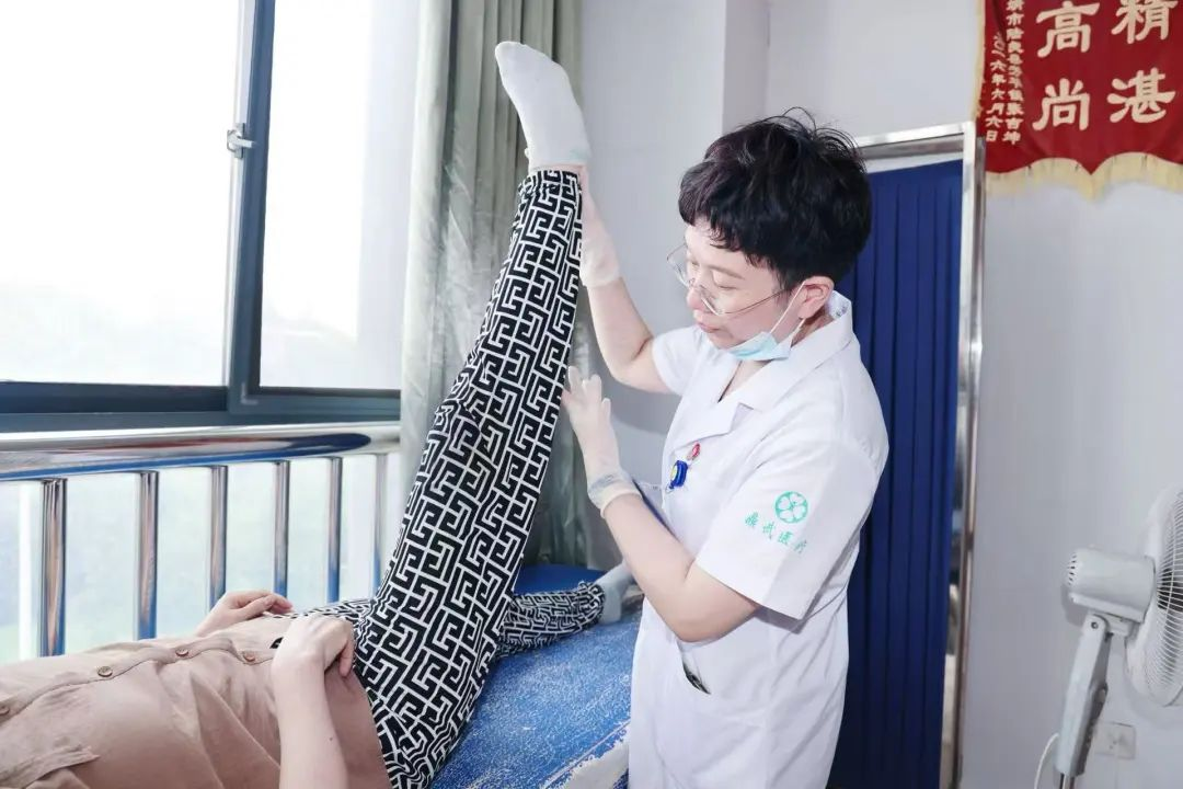 李娟在为患者检查病情.png