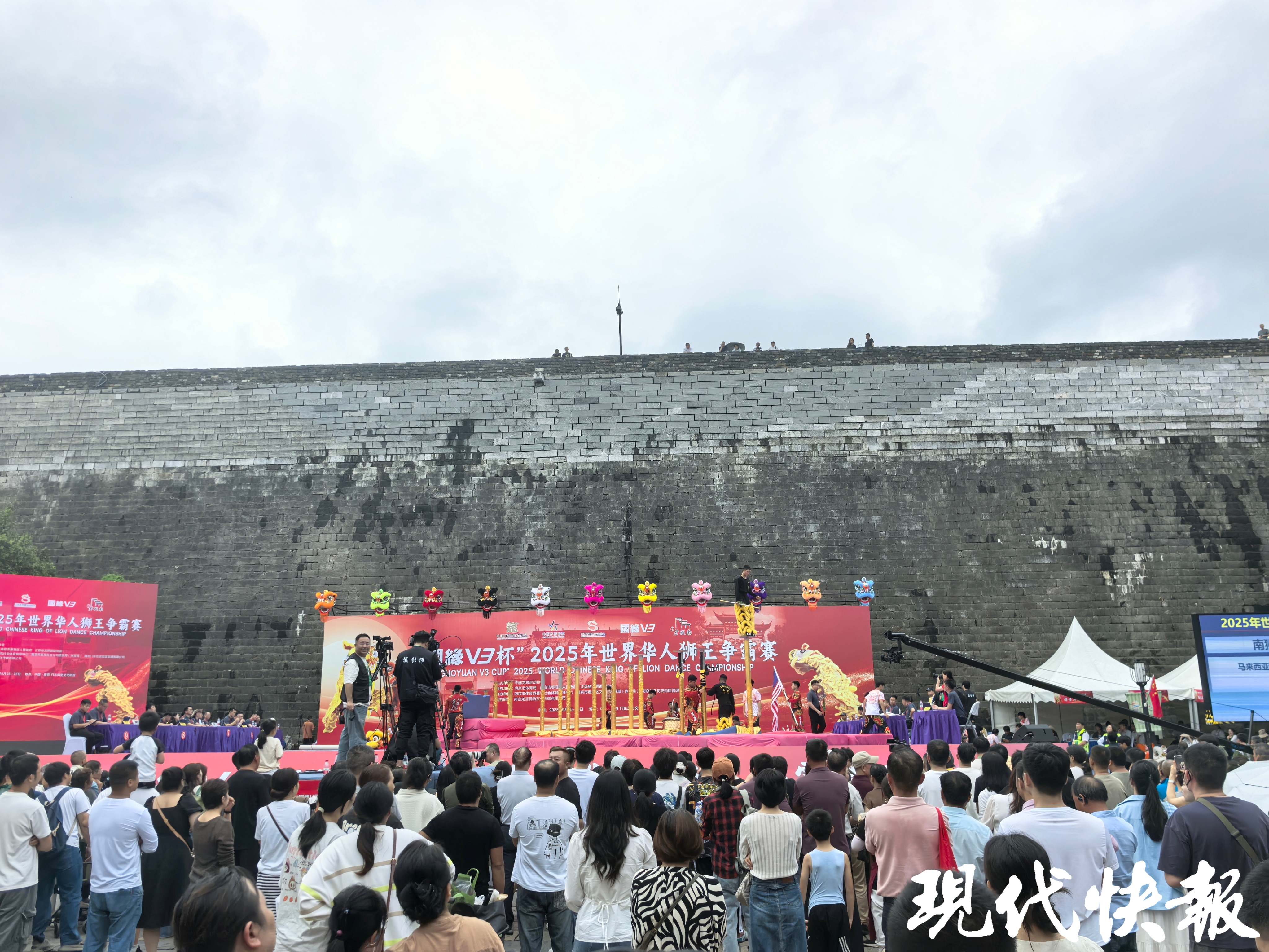 城墙根下“狮”王争霸2025年世界华人狮王争霸赛首日“狮”王成功卫冕(图1)