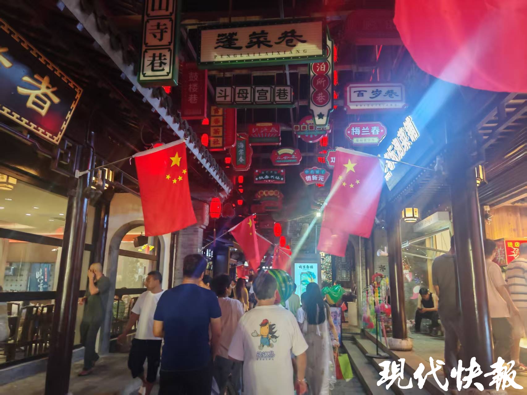 泰州老街游客爆满