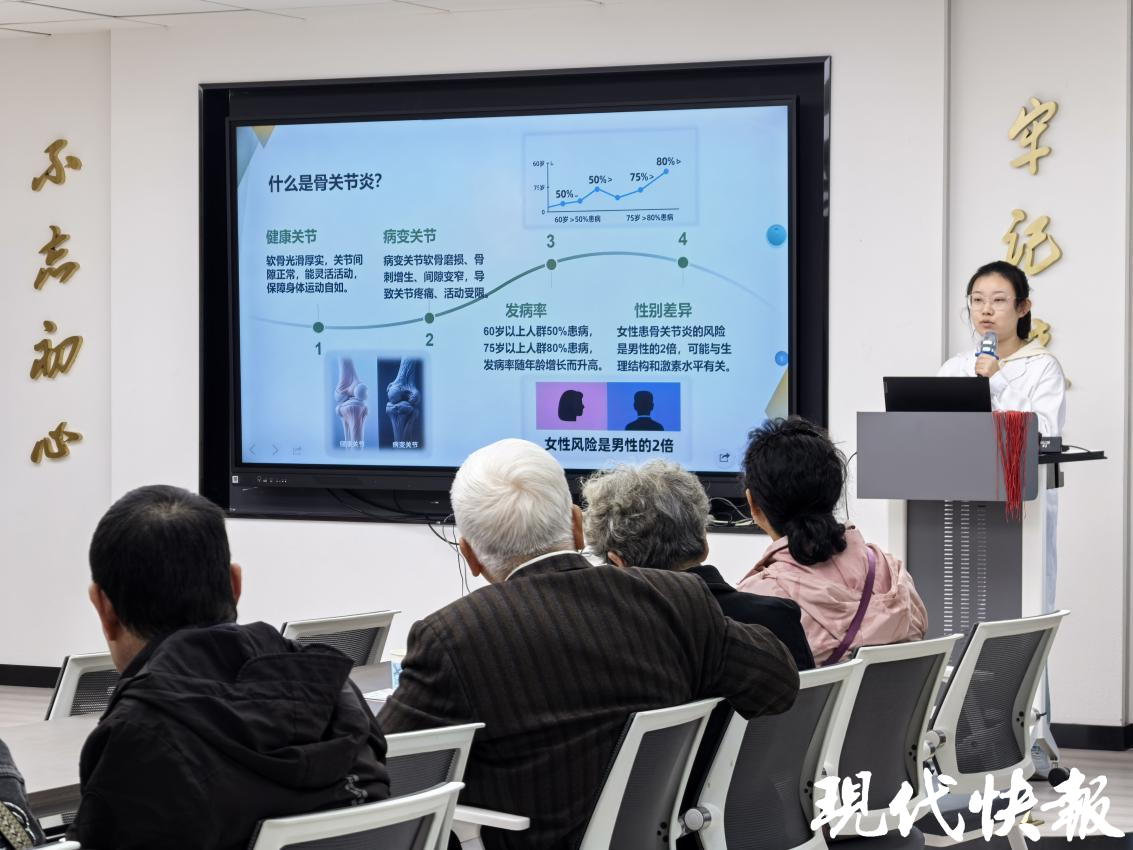 活动现场,专业老师讲解养生知识。