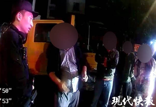 民警在给双方进行调解 通讯员供图