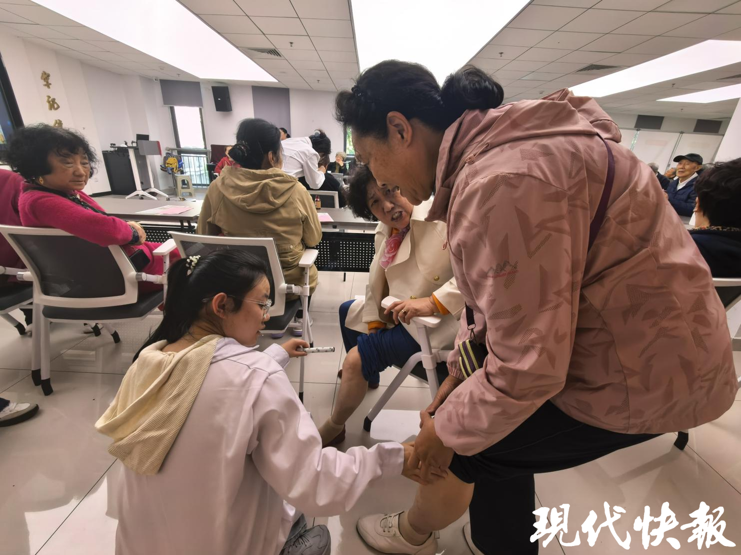 现场的中医体验活动气氛十分热烈。