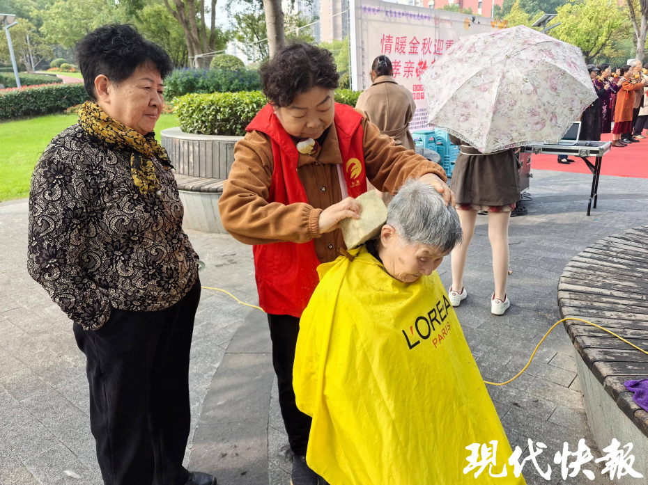 重阳节便民服务,老年人免费理发