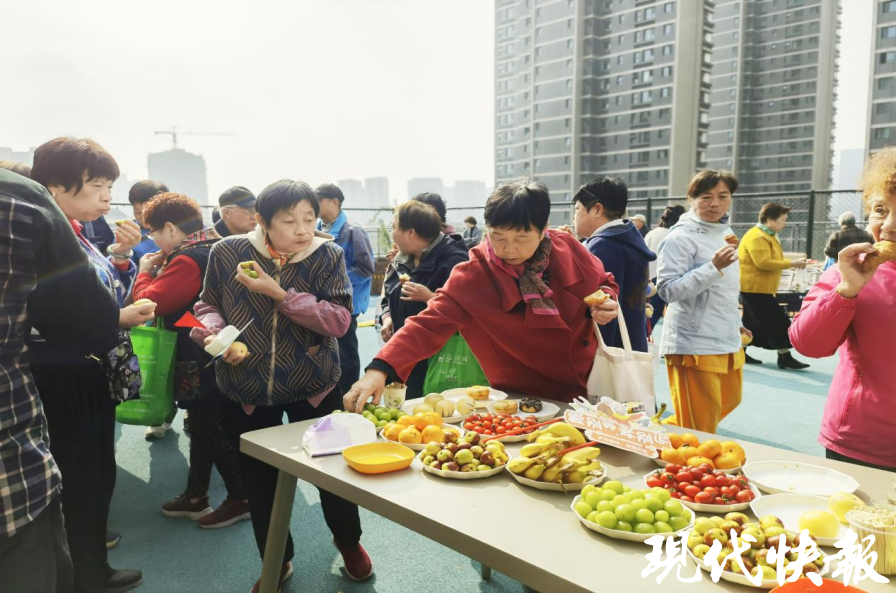 社区冷餐会,让老人品尝美食