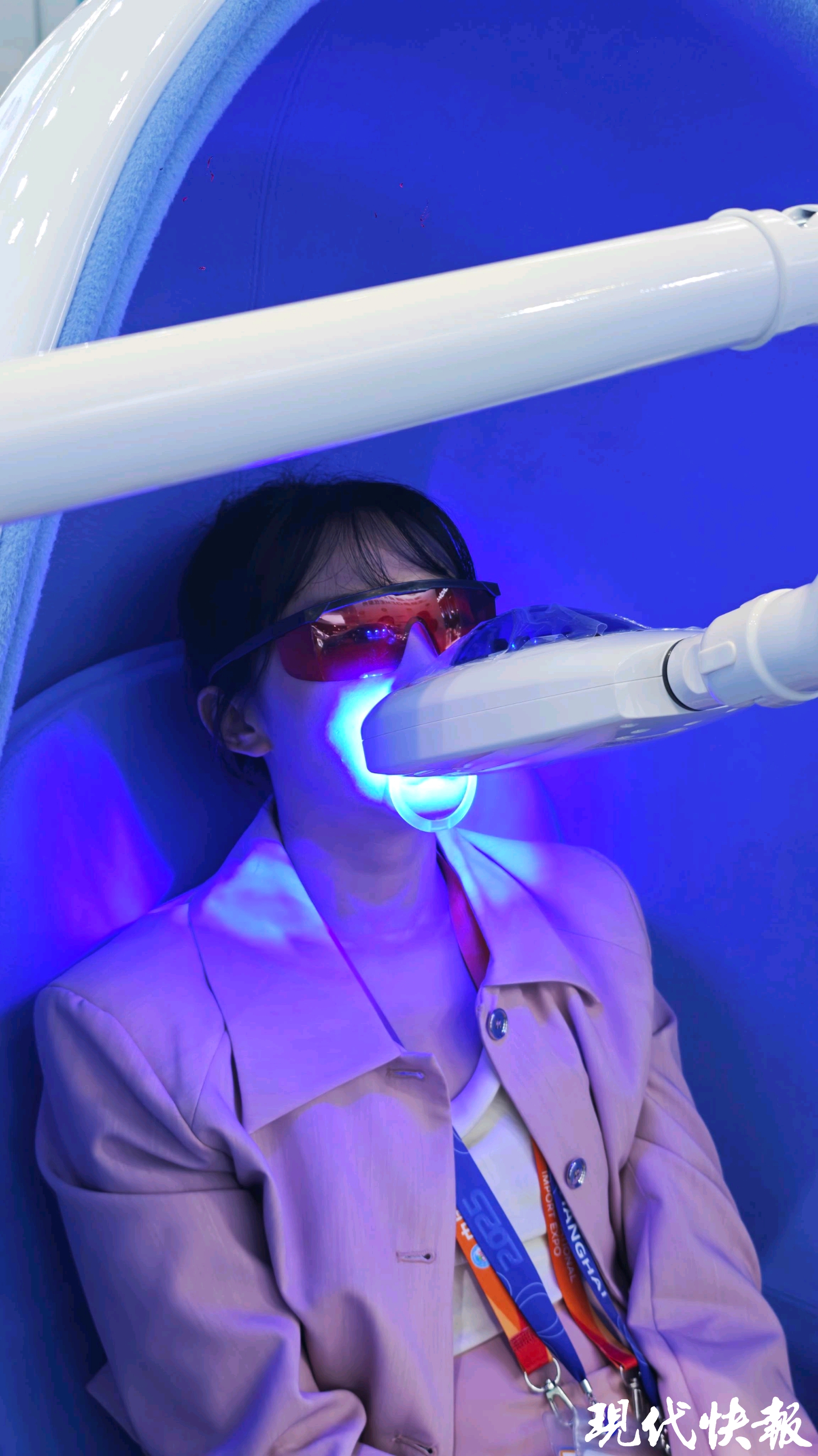 记者体验美牙仪