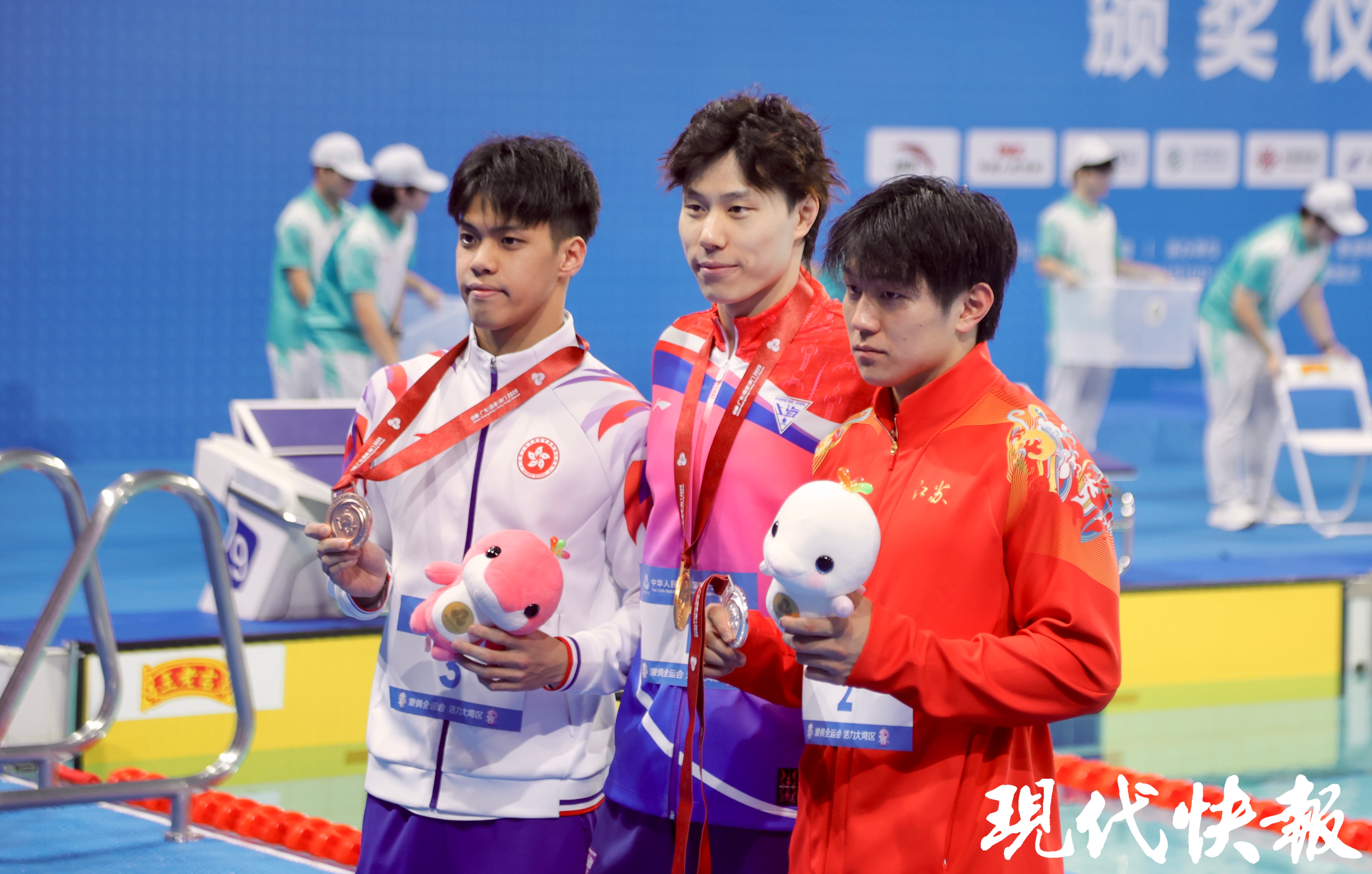 十五运游泳男子200米蛙泳颁奖仪式,覃海洋(中)金牌 江苏 董志豪(右一) 银牌