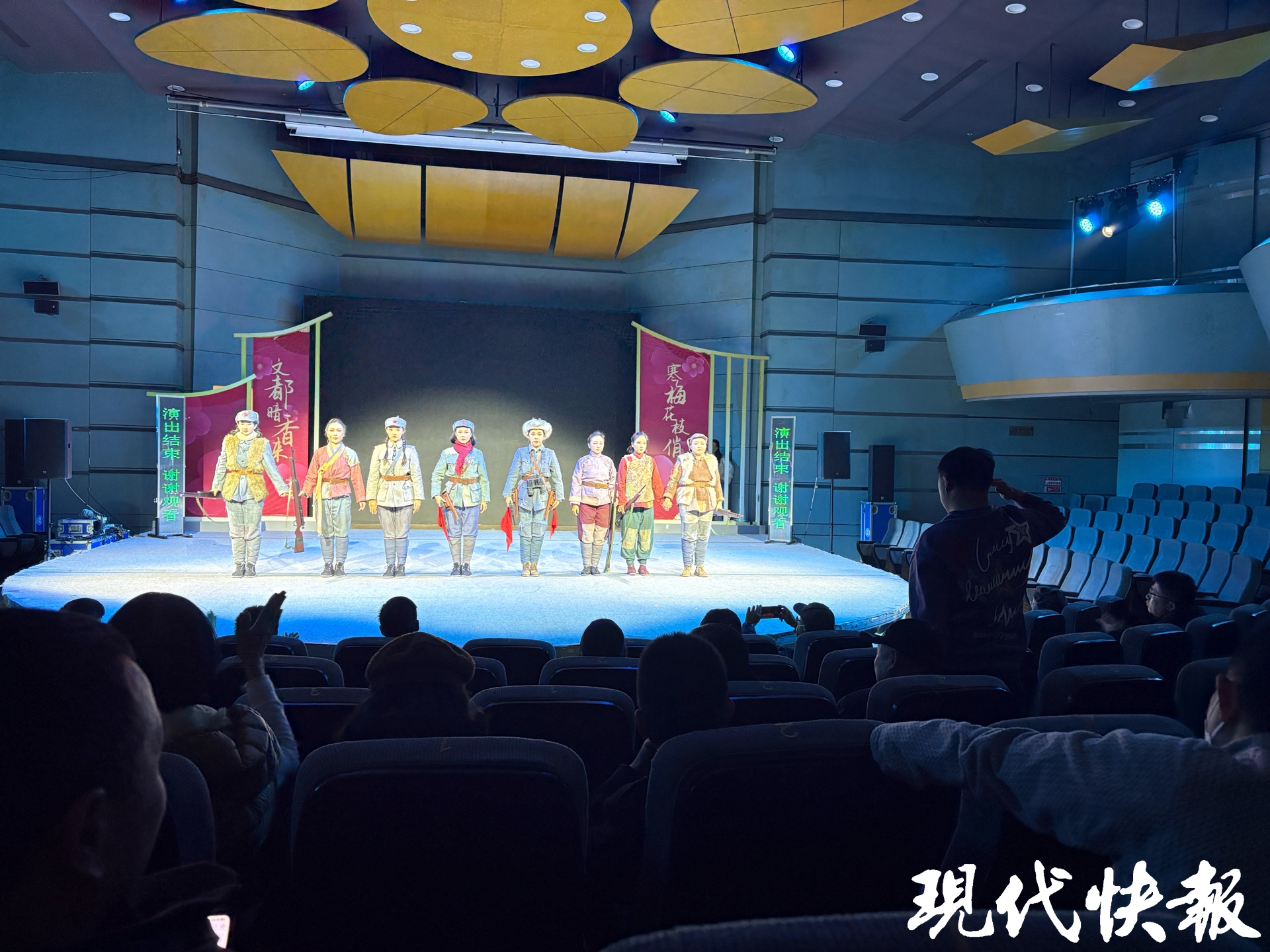 越剧《八女投江》在梅花小剧场上演