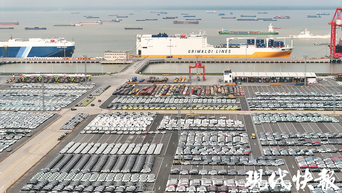 太仓水运口岸海通汽车码头4000余辆国产汽车等待装船出口至非洲