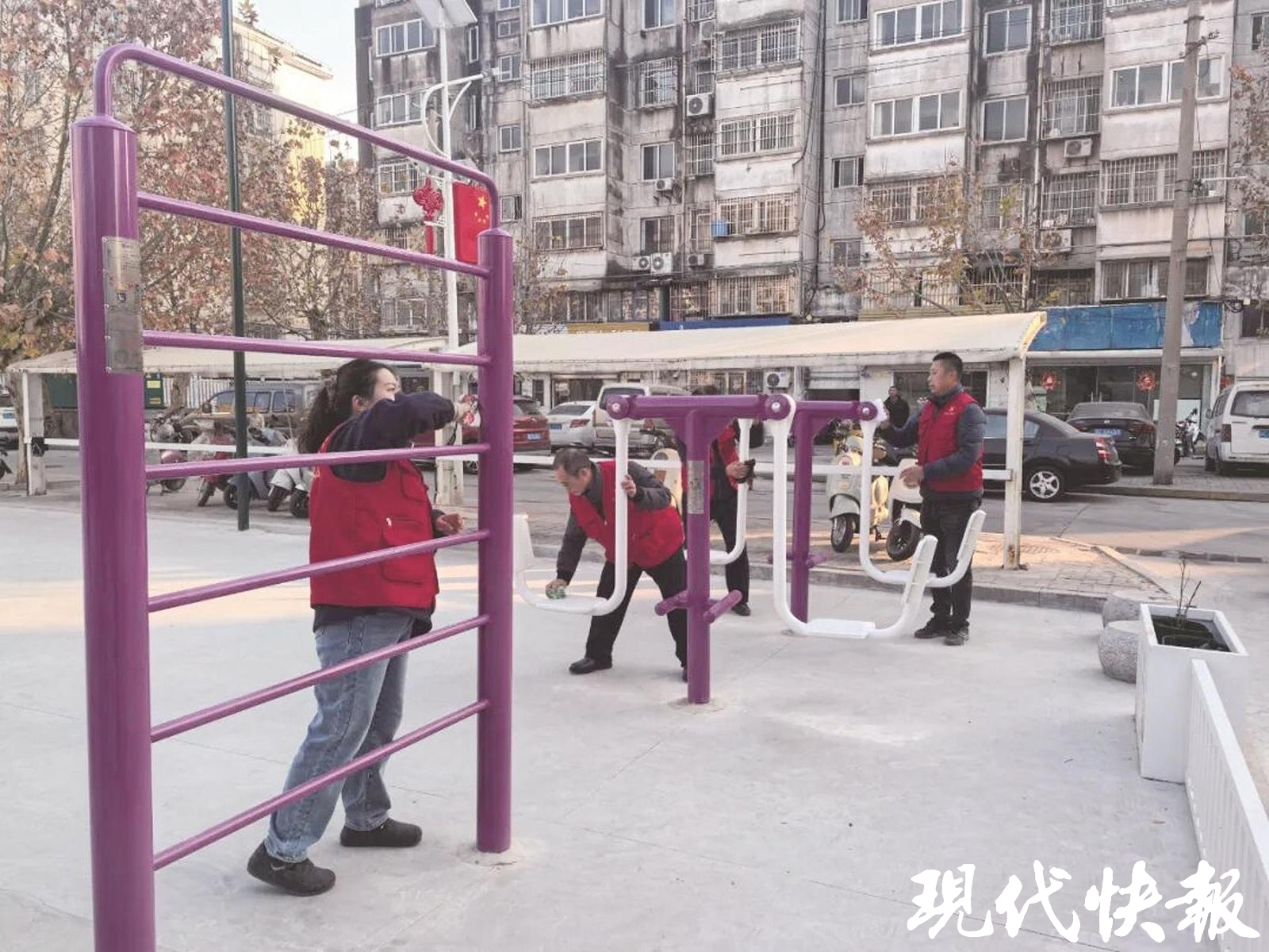 社区人员对活动区域进行清洁